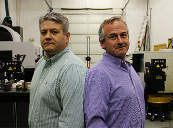 Tony Russell, president chez QCD Technology, avec un collègue