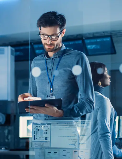 homme travaillant dans un bureau de haute technologie, sur une tablette