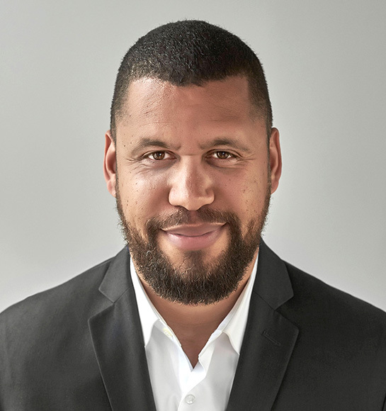 entrepreneur regardant fièrement droit devant lui