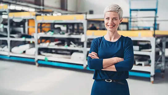 femme souriante dans une usine