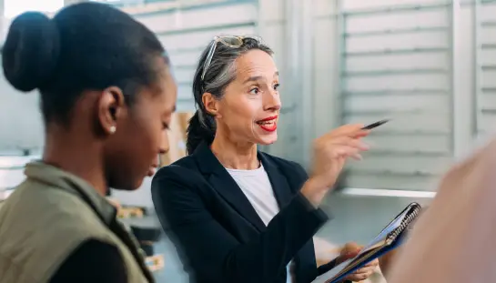 trois femmes debout dans une pièce bien éclairée