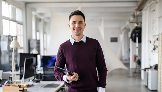 homme debout dans un bureau