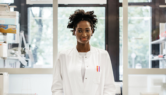 femme debout dans un laboratoire