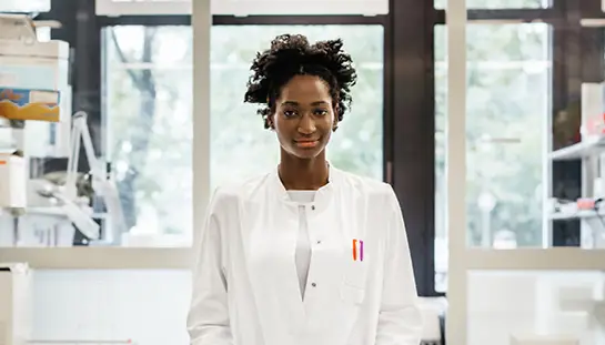 femme debout dans un laboratoire