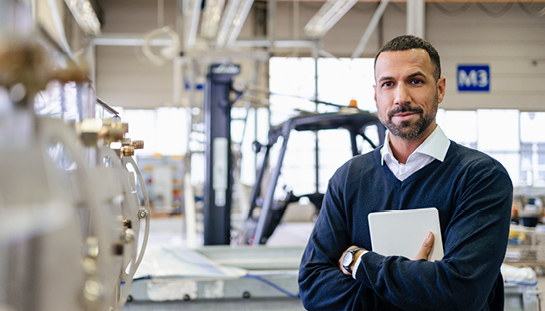 homme debout dans une usine