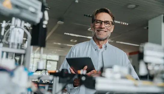Homme souriant dans un coffeeshop