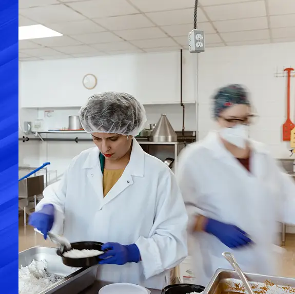 Employés travaillant à l'usine alimentaire Shivani's Kitchen à Halifax