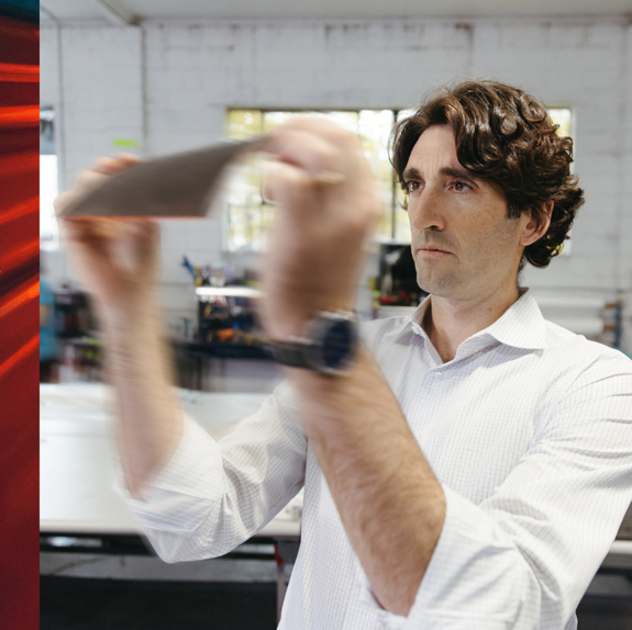 James Larson inspecte le matériel dans les bureaux d'E-Zink