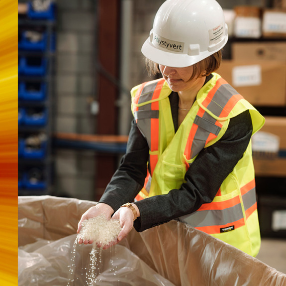 Portrait de Solenne Brouard Gaillot, propriétaire Polystyvert, travaillant en usine