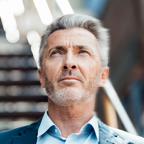 homme d'affaires détournant les yeux