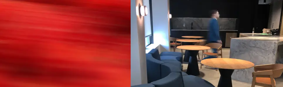 homme d'affaires marchant dans un bureau