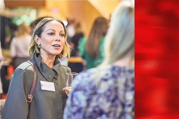 Femme noire au regard ambitieux dans son épicerie biologique