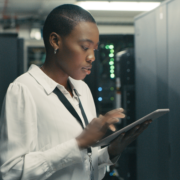 Une femme utilisant une tablette